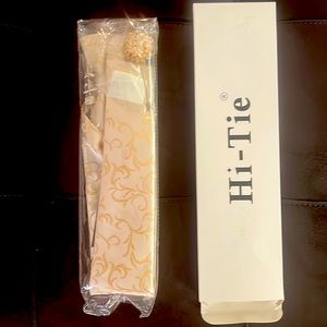 Upscale cream printed tie with cuff link